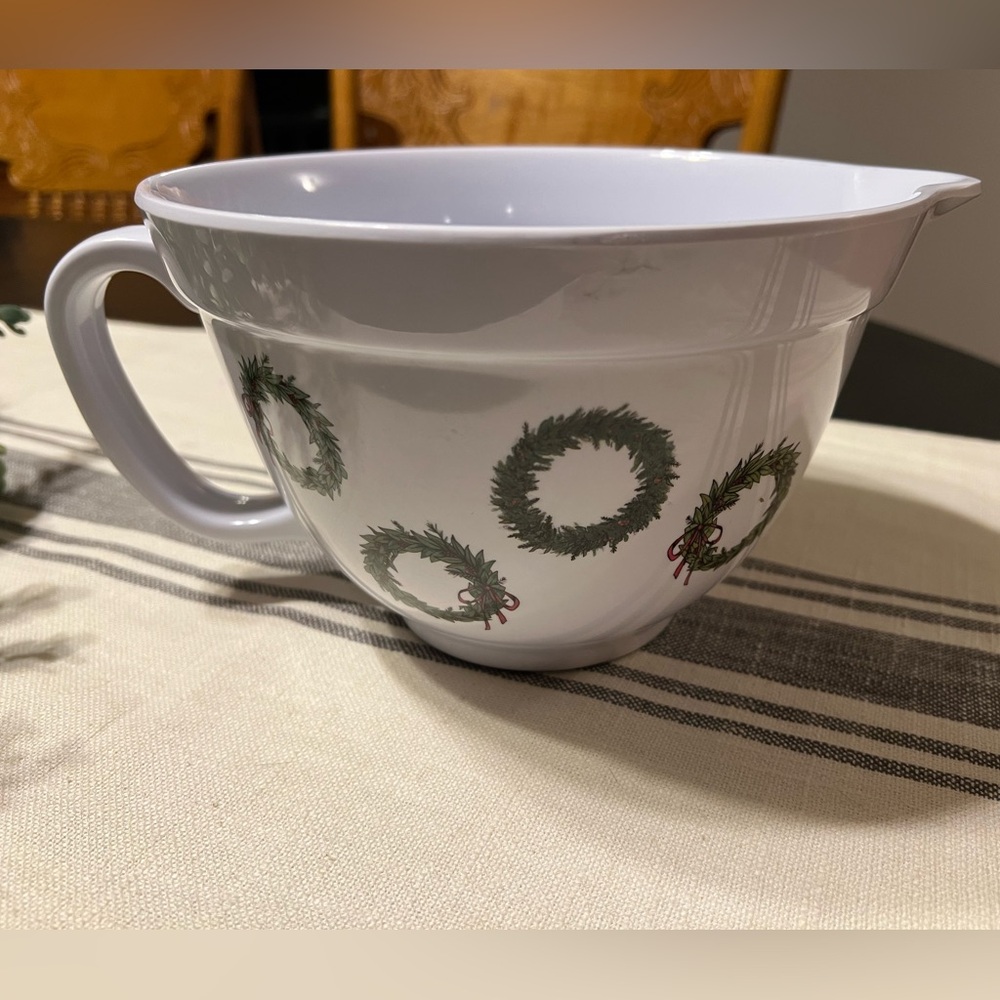Stonewall Kitchen 2 Qt. Melamine batter bowl, Christmas wreath design